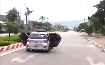 Chiếc taxi mở cửa phóng trên đường bị ghi hình. Ảnh cắt từ clip.