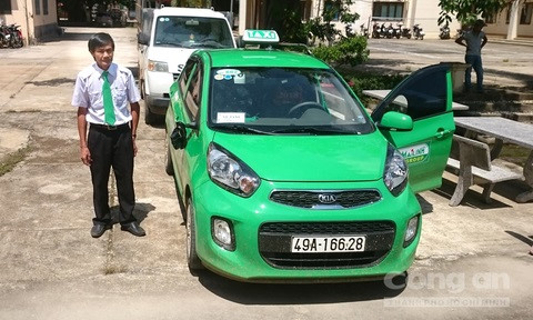 
T&agrave;i xế H&ugrave;ng mưu tr&iacute; tho&aacute;t khỏi nh&oacute;m kh&aacute;ch d&ugrave;ng dao khống chế.

