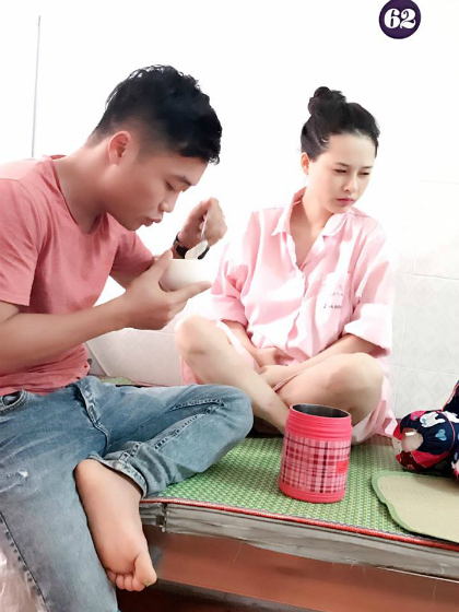 
Anh B&ugrave;i T&ugrave;ng chăm vợ đẻ trong bệnh viện.
