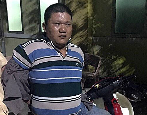 
Nguyễn Trung Hiếu cướp xe máy bị CSGT bắt giữ trên đường tẩu thoát. Ảnh: Tuấn Kiệt.
