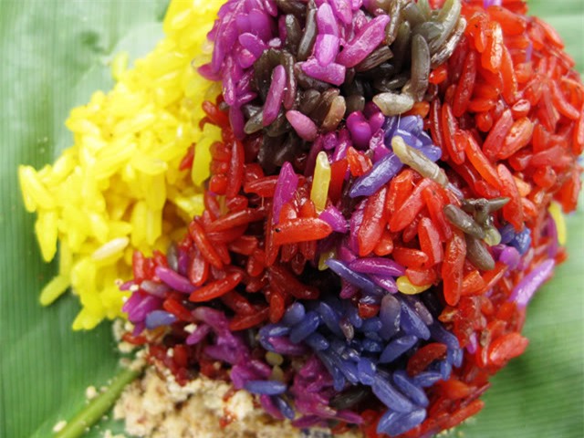 
Cơm nếp ngũ sắc được nhuộm bằng màu thực phẩm - một món ăn truyền thống của người Việt
