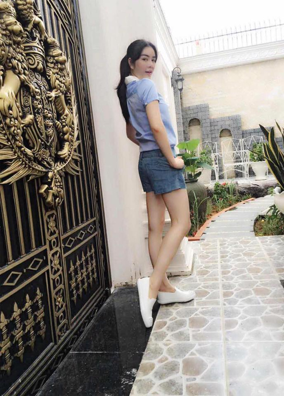 Những ngày ra phố, quần shorts, áo sơ mi và giày sneaker như Lý Nhã Kỳ là combo bạn gái nên học hỏi bởi vừa tiện lợi đi lại, vừa khoe được vóc dáng.