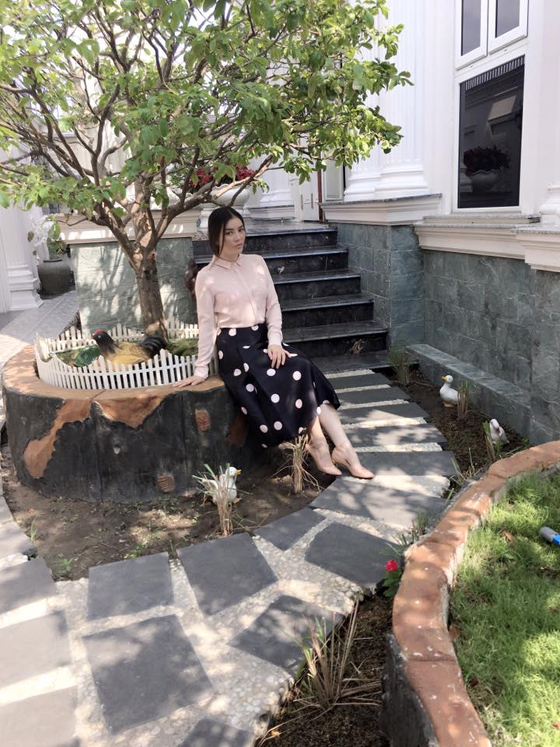Nếu bạn muốn xây dựng hình ảnh thanh lịch và duyên dáng thì chân váy midi màu đen, chấm bi trắng, áo sơ mi hồng, giày cao gót gam màu đồng điệu với áo là style rất lý tưởng.