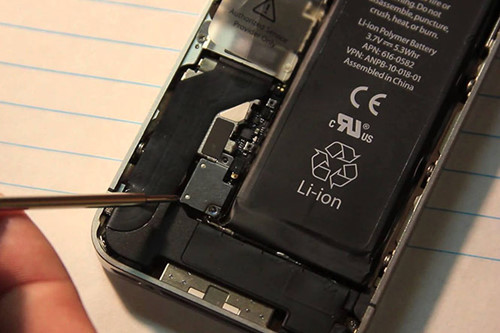 
Đối với điện thoại có pin gắn liền, tốt nhất bạn nên thay thế ở những cửa hàng uy tín
