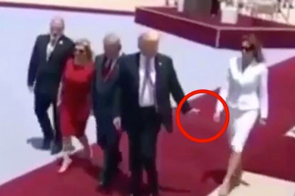 
Trong chuyến thăm Israel hôm 22/5, Đệ nhất phu nhân Mỹ, Melania Trump, trở thành tâm điểm của truyền thông thế giới, không phải vì vẻ thanh lịch, thời trang, mà vì hành động bất ngờ từ chối nắm tay chồng của bà. Hành động hất tay ông Trump của phu nhân Melania khi ông này đang cố với tay lại phía sau để cầm tay vợ đã lọt vào ống kính của phóng viên. Ngay sau đó, nhiều giả thuyết được đưa ra cho hành động trên của phu nhân Tổng thống. Một số cho rằng ông Trump khiến vợ giận khi ở trên máy bay và bà Melania đã thể hiện bằng màn đáp trả cụ thể. Không ít người lại nghĩ có thể do thời tiết nóng, trong khi tay ông Trump hay đổ mồ hôi, nên bà Melania không muốn cầm tay chồng... Ảnh chụp từ video.
