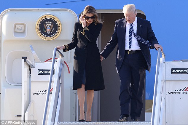 
Vợ chồng Tổng thống Donald Trump bước xuống sân bay ở Ý.
