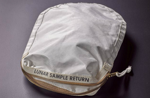 Chiếc túi chứa bụi và đất trên mặt trăng do phi hành gia Neil Armstrong sử dụng. Ảnh:Reuters