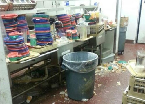 Đồ ăn thừa, rác rưởi nằm ngổn ngang trên sàn trong gian bếp