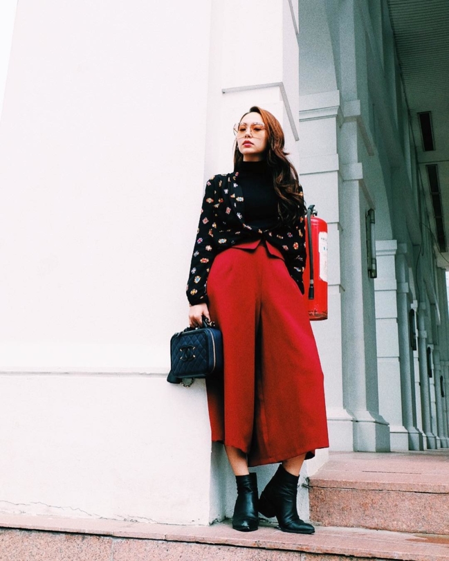 Minh Hằng luôn biết cách kết hợp các item một cách linh hoạt, không gây nhàm chán. Với set đồ áo cổ lọ và quần ống rộng kết hợp với chiếc túi hiệu Chanel tô đậm vẻ ngoài duyên dáng, thời thượng.