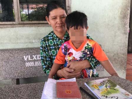 Bà Nga và cháu nội đã gần ba tuổi vẫn chưa làm được giấy khai sinh. Ảnh: NGUYỄN HIỀN