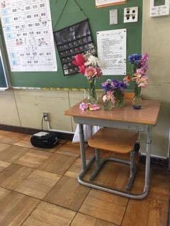 
Bạn cùng lớp của bé Nhật Linh thường đặt hoa lên bàn học cũ của em để tưởng nhớ người bạn xấu số. Ảnh: Gia đình cung cấp. ​
