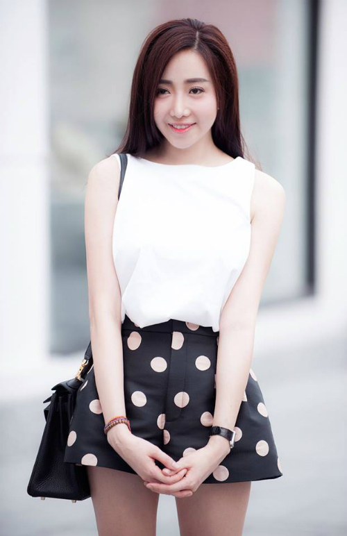 B&agrave; mẹ đ&ocirc;ng con sở hữu vẻ ngo&agrave;i trẻ trung, xinh đẹp.