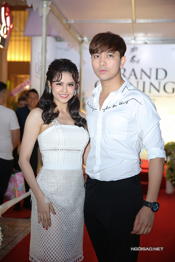 
Tim và Trương Quỳnh Anh mặc ton-sur-ton trắng đồng điệu dự buổi khai trương một nhà hàng ở TP HCM.
