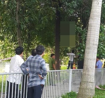 Hiện trường nơi phát hiện người đàn ông treo cổ trên cây tại hồ điều tiết sân bay Tân Sơn Nhất. Ảnh: HT