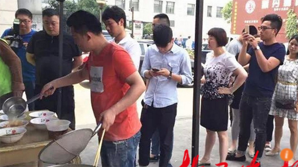 
Chen nấu mỳ bán hy vọng kiếm được thật nhiều tiền để sớm chữa bệnh cho con trai.
