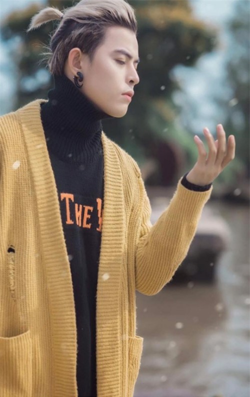 Thương Anh! Cũng hết biết n&oacute;i g&igrave;. Trong vụ việc lần n&agrave;y, người ta cố t&igrave;nh h&atilde;m hại anh rồi - Ca sĩ B&ugrave;i Caroon chia sẻ tr&ecirc;n tang facebook c&aacute; nh&acirc;n của m&igrave;nh.