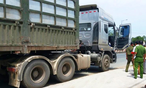 Cảnh sát khám nghiệm ôtô tải mà tài xế khai bị cướp . Ảnh: H.Đ