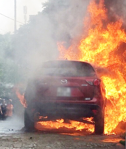 Chiếc xe Mazda CX5 bốc cháy ngùn ngụt, chủ nhân và mọi người đều chỉ biết bất lực đứng nhìn.