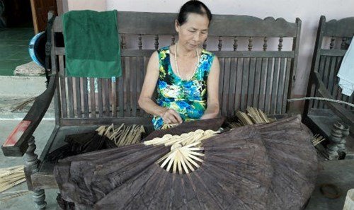 Chiếc quạt giấy l&agrave;ng Nam nổi tiếng về độ bền đẹp