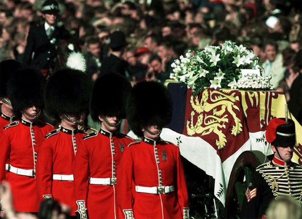 
Linh cữu Diana được bảo vệ nghiêm ngặt trong tang lễ. Ảnh: News Corp Australia.
