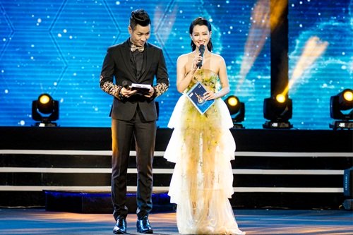 
BTV Quỳnh Chi trên sân khấu The Voice 2017.
