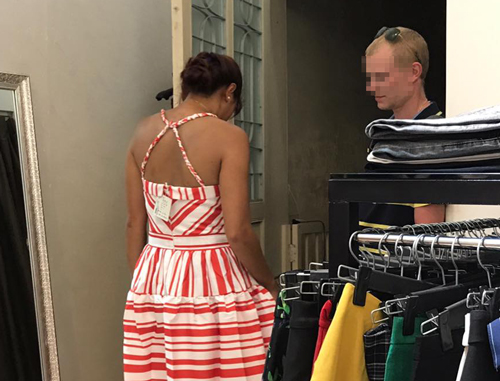 
Tuệ Nhi ghi lại hình ảnh đôi vợ chồng ngoại quốc chọn quần áo ở shop mình.
