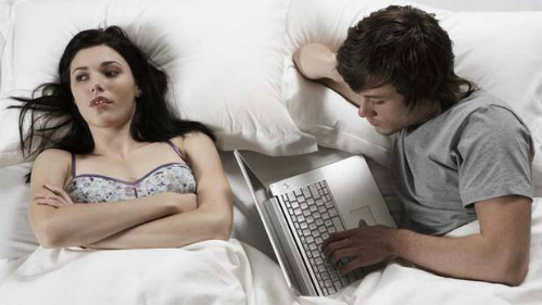 
Ở cạnh mà mỗi người một thế giới là bệnh của nhiều cặp vợ chồng thời nay (Ảnh minh hoạ IT)
