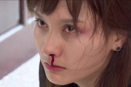 Cảnh nhân vật Minh Vân bị tát chảy máu trong phim. Ảnh: Chụp màn hình.