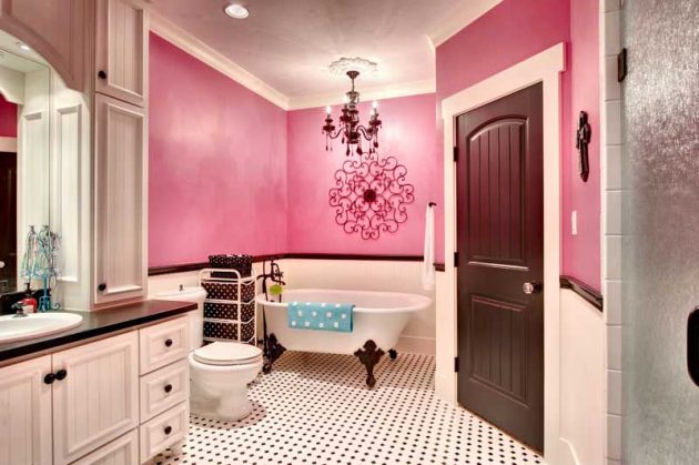 1. Phòng tắm khá rộng với màu hồng ấm áp, ngọt ngào, đem lại không gian phòng tắm hết sức lãng mạn. Thiết kế đèn chùm treo giữa phòng tắm càng tô thêm vẻ lung linh, lãng mạn cho thiết kế này.
