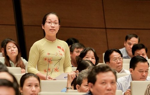 
Đại biểu Đặng Thị Phương Thảo ph&aacute;t biểu ở nghị trường. Ảnh: Quochoi.vn
