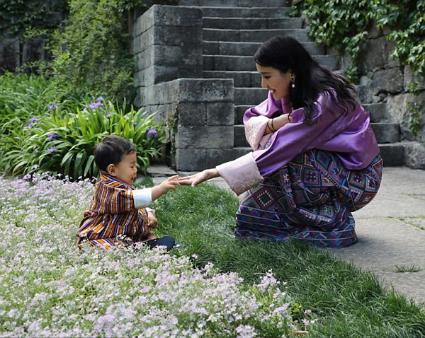 
Hoàng hậu Bhutan xinh đẹp dịu dàng bên con trai.
