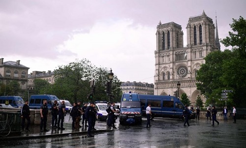 
Cảnh sát Pháp tập trung bên ngoài Nhà thờ Đức Bà Paris. Ảnh: AFP
