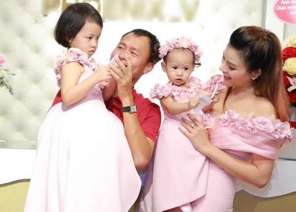 
Vợ chồng Vũ Thu Phương và hai con gái trong lần khai trương cửa hàng thời trang ở Hà Nội.
