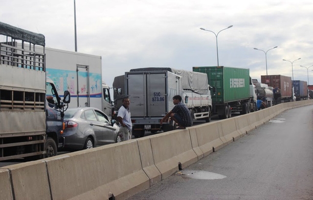 Đến 14h chiều nay (7/6), tình trạng ùn ứ giao thông ở các trục đường vào cảng Cát Lái, quận 2, TPHCM vẫn diễn ra hết sức nghiêm trọng.