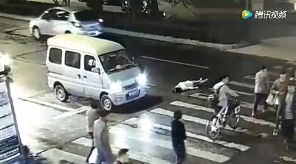 
H&agrave;ng chục người qua đường coi như kh&ocirc;ng thấy người phụ nữ bị tai nạn nằm tr&ecirc;n đường v&agrave; thản nhi&ecirc;n bước qua.
