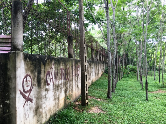 Bờ bao xung quanh trang trại hổ tại xã Xuân Tín