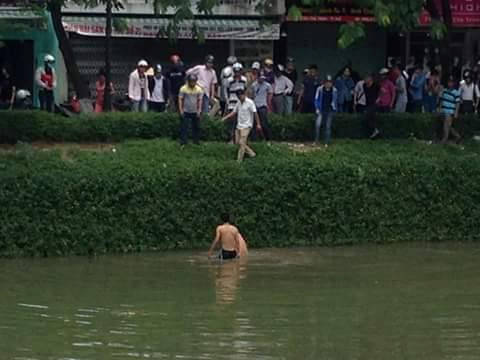 Cảnh sát chống ma túy lao xuống sông bắt giữ thanh niên bán ma túy. Ảnh: T.A.