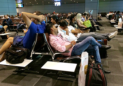 
H&agrave;nh kh&aacute;ch tại s&acirc;n b&acirc;y quốc tế Hamad ở Doha, Qatar v&agrave;o 6/6. Ảnh: AP
