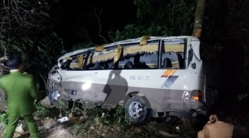 
Hiện trường vụ tai nạn xe khách thương tâm vừa xảy ra tại Lào Cai.
