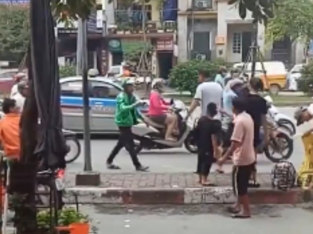 Một vụ xô xát giữa xe ôm Grab Bike và xe ôm truyền thống vừa xảy ra tại Trường Chinh, Hà Nội.