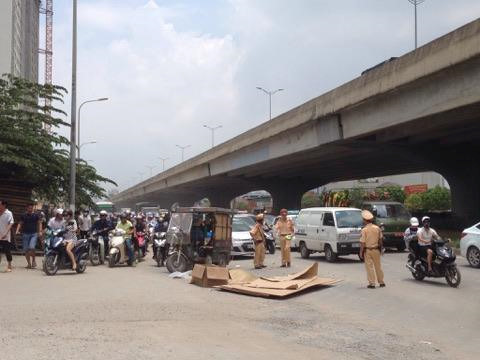Hiện trường tai nạn khiến người đàn ông bị xe ba bánh chở hàng đè tử vong. Ảnh: Hoàng Cư.