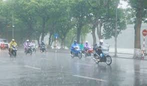 Hà Nội đang mưa dông lớn vào đúng giờ cao điểm đi làm buổi sáng