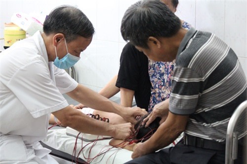 
BS Dương Văn Tâm đang tiến hành điện châm cho một bệnh nhi.
