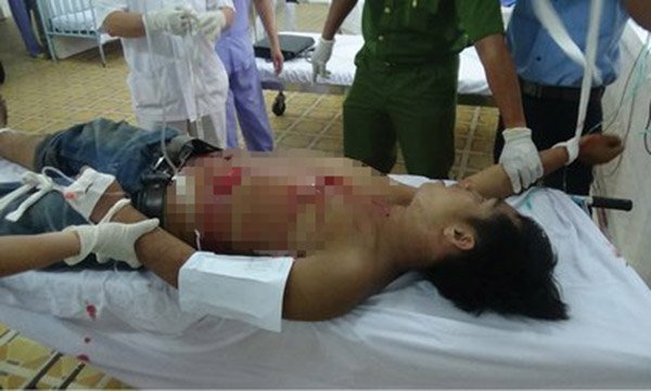 
Bảo được đưa v&agrave;o bệnh viện cấp cứu nhưng đ&atilde; tử vong (Ảnh: B&aacute;o Vĩnh Long)

