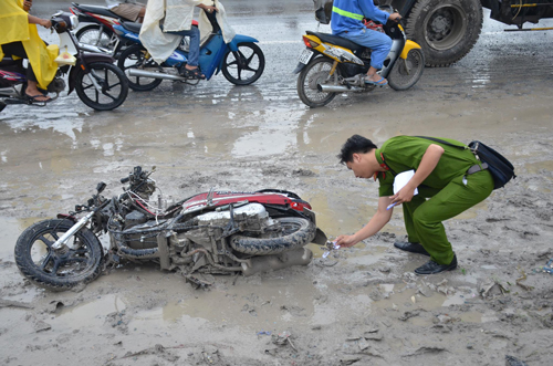 Xe của nạn nh&acirc;n. Ảnh: Sơn H&ograve;a.