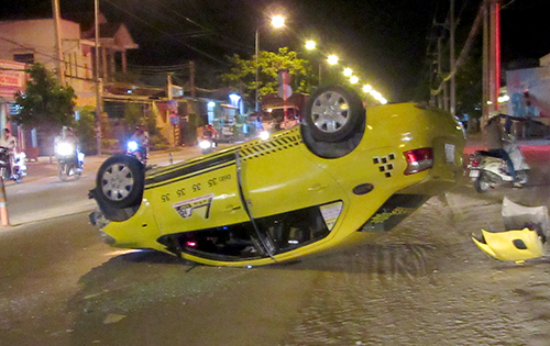 Taxi lật ngửa sau tai nạn khiến 4 người bị thương. Ảnh: Thanh Ch&acirc;u.