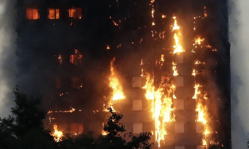 Chung cư 24 tầng ở London bốc ch&aacute;y dữ dội. Ảnh: Guardian.