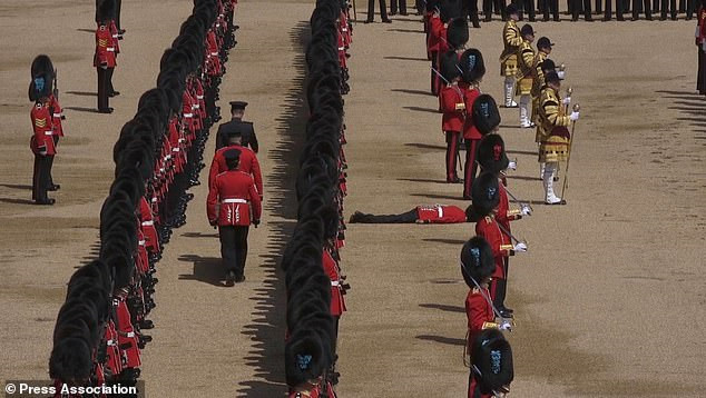 Lính danh dự của Hoàng gia Anh ngất xỉu trong lễ kỷ niệm sinh nhật thứ 91 của Nữ hoàng Elizabeth II tại Cung điện Buckingham, London, Anh. Ảnh: AP.