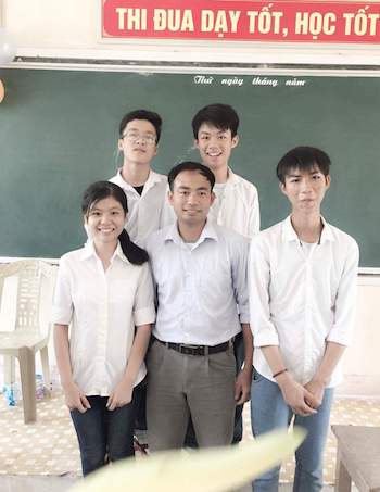 
Nguyễn Thị Vân Nhi bên thầy giáo và các bạn. Ảnh: NVCC.
