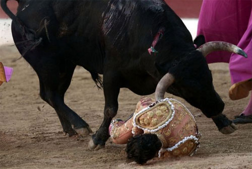 
Ivan Fandino bị h&uacute;c mạnh v&agrave;o v&ugrave;ng ngực. Ảnh: AFP.
